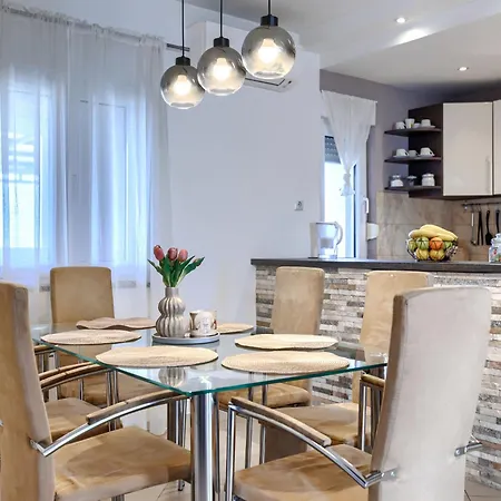L&v By Interhome