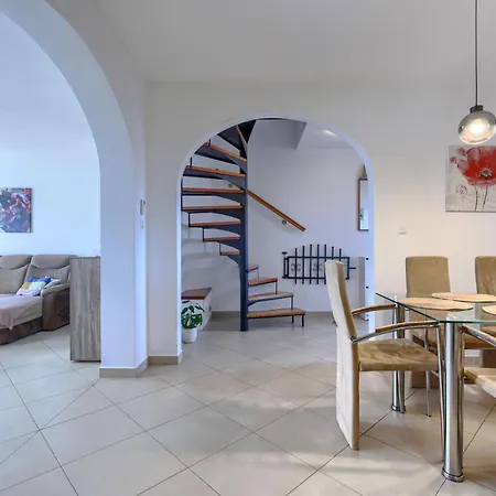 L&v By Interhome