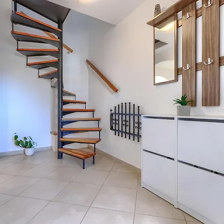 L&v By Interhome