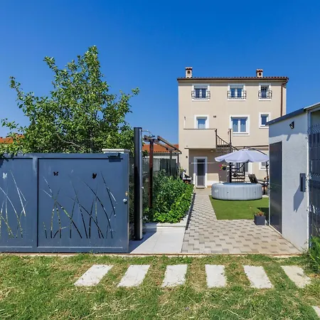 L&v By Interhome