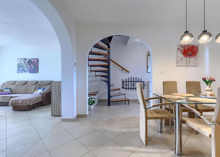 L&v By Interhome